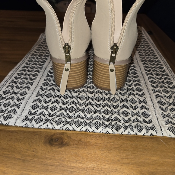 AMAZING CONDITION SANDALS - Picture 4 of 4